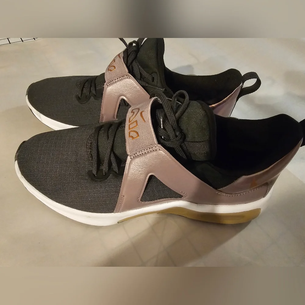 Nikes - Picture 2 of 5